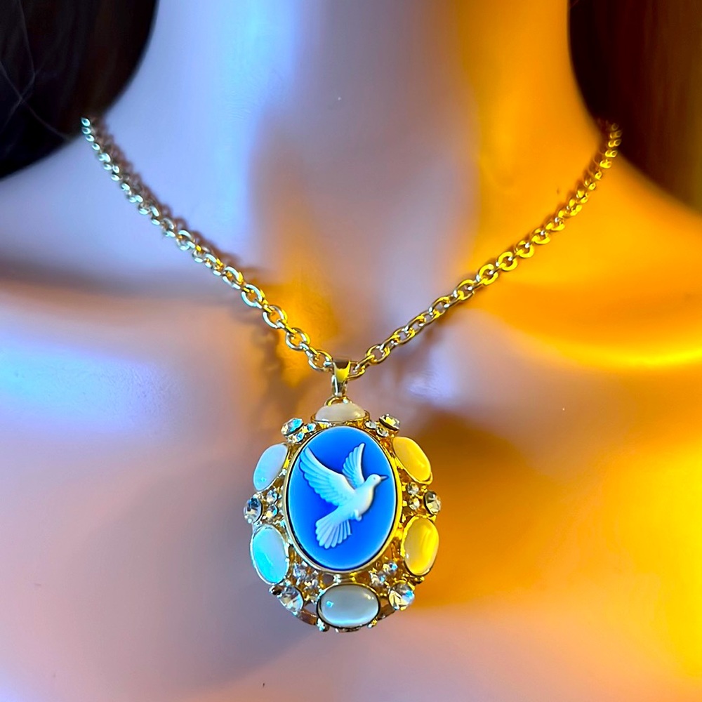 Beautiful Dove Cameo Necklace